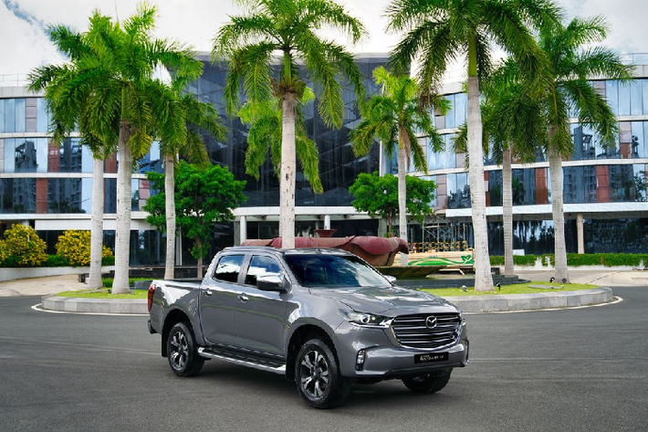 Nằm trong dải sản phẩm Thế hệ mới của Mazda, All New Mazda BT-50 lần đầu tiên được phát triển dựa trên ngôn ngữ thiết kế KODO nổi tiếng của Mazda. Với thiết kế KODO mới, các kỹ sư Nhật Bản đã làm nên sự đột phá hoàn toàn mới về thiết kế, phá vỡ quan niệm ‘xe bán tải chỉ phục vụ chở hàng hóa’. Mazda BT-50 2021 mới là sự ‘lột xác’ toàn diện về cả ngoại hình và phong cách, cùng với sự tiện nghi của một chiếc xe du lịch, cùng nhiều công nghệ an toàn cao cấp.