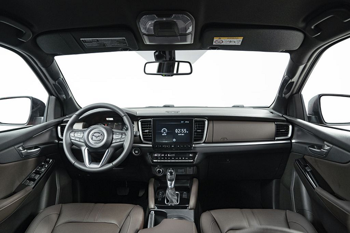 Lấy cảm hứng từ những chiếc SUV cao cấp của Mazda, All New Mazda BT-50 gây chú ý với lưới tản nhiệt kích thước lớn được đặt cao với các thanh ngang to bản kết hợp với cụm viền chrome tạo khối ba chiều đặc trưng thiết kế của Mazda. Cụm đèn trước thiết kế tinh gọn, sắc nét với ống đèn pha được cách điệu hình trụ viền LED tạo dáng vẻ táo bạo phần đầu xe. Cụm đèn cản tích hợp đèn báo rẽ, đèn chạy ban ngày và đèn sương mù dạng LED.