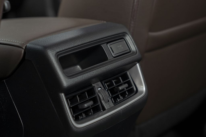 Không gian nội thất rộng rãi với rất nhiều tiện ích của mẫu SUV cao cấp như cụm đồng hồ tốc độ đối xứng với màn hình đa thông tin 4.2 inch, cụm nút chuyển cầu và hỗ trợ xuống dốc, ghế lái chỉnh điện 8 hướng, cụm điều khiển trần xe tích hợp ngăn để kính mát; gương chiếu hậu chống chói tự động; gương trang điểm tích hợp đèn chiếu sáng; chìa khóa thông minh.