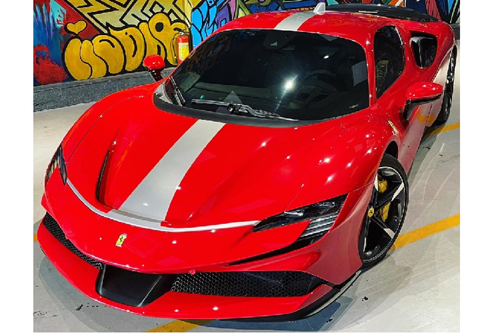 Số lượng dòng siêu xe Ferrari SF90 Stradale tại Việt Nam hiện chỉ có 2 chiếc cùng với đó là Cường "Đô-la" đặt mua Ferrari SF90 Stradale chính hãng nhưng thời gian giao hàng nhanh nhất cũng phải trên 6 tháng và có khi phải chờ 1 năm. Bên cạnh đó, các đại gia Việt nếu muốn đặt mua Ferrari SF90 Stradale nhanh hơn cũng phải bỏ ra thời gian từ 3 đến 6 tháng khi chọn mua xe nhập khẩu không chính hãng.