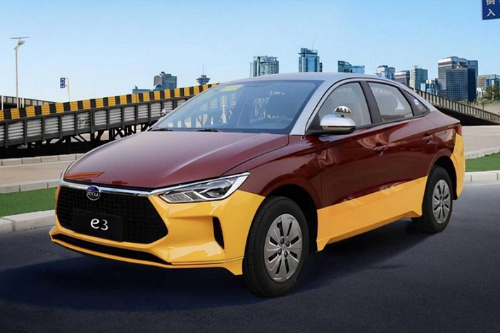 BYD là một trong những thương hiệu xe điện lớn nhất ở Trung Quốc tại thời điểm này, và họ luôn có cảm nhận tốt đối với phân khúc xe thương mại dịch vụ. Mới đây, BYD đã phát triển một phiên bản xe điện e3 với một hộp số sàn hướng đến những trường dạy lái xe. Tại Trung Quốc, bằng lái xe ôtô có 2 hạng mục chính gồm: C1 và C2. Bằng lái xe C2 cho phép bạn chỉ được lái xe hộp số tự động. Do vậy, đa số tài xế đều cố gắng có được bằng lái C1 hoàn thiện hơn. Phiên bản BYD e3 2021 mới với hộp số sàn được ra đời chính vì nguyên nhân này.