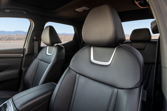 Giá xe Hyundai Santa Cruz chưa được công bố, dự kiến nó sẽ được bán ra vào cuối mùa hè năm nay. Đáng chú ý, bản cao cấp nhất của mẫu xe bán tải Hàn Quốc có khá nhiều tính năng như trên xe sang, bao gồm màn hình cảm ứng trung tâm 10,25 inch tích hợp định vị GPS, hệ thống âm thanh Bose,...