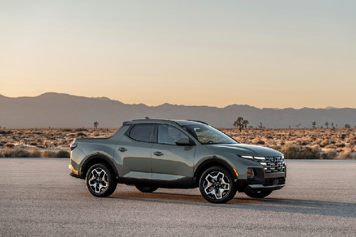 Nhìn chung, mức tiêu hao nhiên liệu của Hyundai Santa Cruz là khá ấn tượng trong phân khúc, khi mà Honda Ridgeline tiêu thụ tới 9,8 lít / 100 km đường cao tốc, Ford Ranger và Jeep Gladiator đều tiêu thụ tận 12,38 lít / 100 km đường cao tốc.