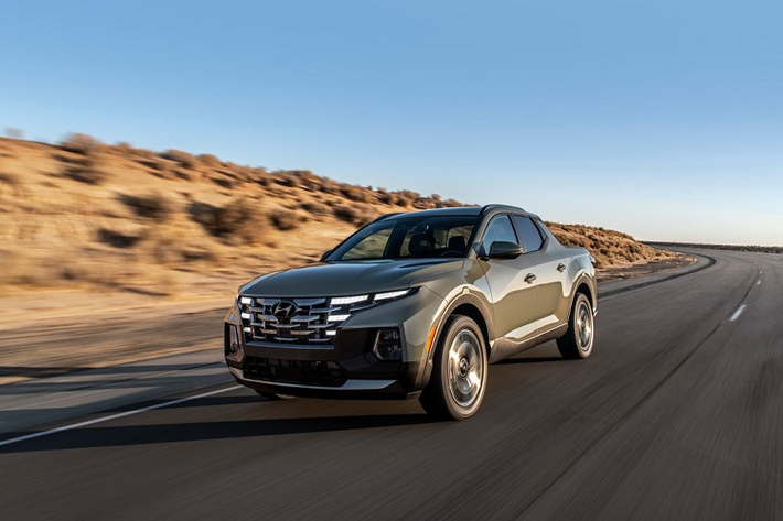 Cụ thể, phiên bản dẫn động cầu trước của Hyundai Santa Cruz 2021 mới có mức tiêu hao nhiên liệu trung bình trên đường đô thị / đường cao tốc / đường hỗn hợp lần lượt là 11,2 / 9,05 / 10,23 lít trên 100 km đường đi.