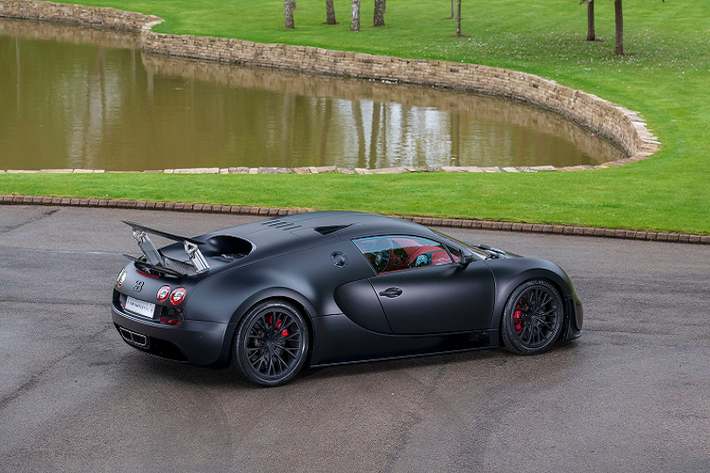 Siêu xe Bugatti Veyron đặc biệt này có lớp sơn ngoại thất đen mờ, mâm xe màu đen và kẹp phanh màu đỏ.