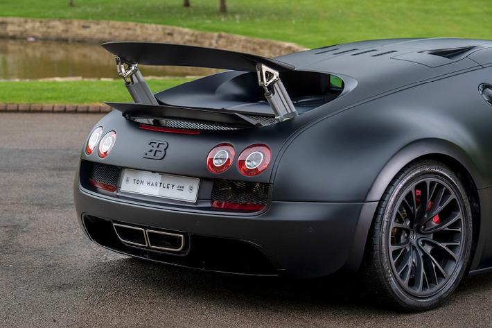 Chiếc Bugatti Veyron Super Sport này vẫn còn đầy đủ sổ tay chính chủ, tập tài liệu dịch vụ, chìa khóa dự phòng, khóa tốc độ, PDA, vỏ nguyên bản, ắc quy nguyên bản, bộ sơ cứu và chứng chỉ xác nhận bản Super Sport sản xuất cuối cùng của Bugatti.