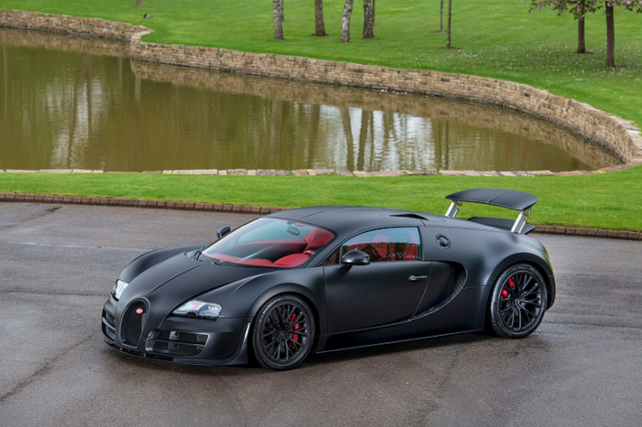 Dưới nắp capo của Bugatti Veyron Super Sport là động cơ W16 8.0L, sản sinh công suất 1.200 mã lực, mô-men xoắn cực đại 1.500 Nm. Siêu xe này chỉ mất 2,5 giây để tăng tốc 0-100 km/h trước khi đạt vận tốc tối đa theo giới hạn điện tử 415 km/h, nhưng tốc độ thực tế là 431 km/h.