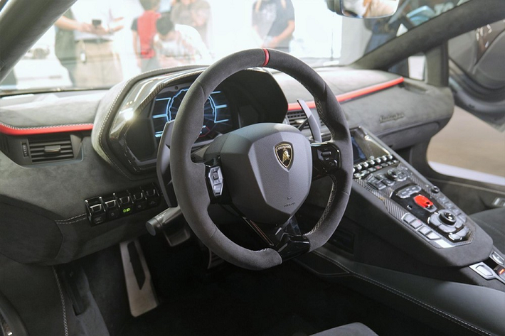 Những chiếc siêu xe Lamborghini Aventador LP780-4 Ultimae có ngoại hình ấn tượng với cản va trước hoàn toàn mới, nẹp sườn carbon thể thao và khuếch tán gió phong cách xe đua. Đáng tiếc là siêu bò giới hạn không được trang bị cánh gió đuôi cố định như các đàn anh trước mà sử dụng cánh gió điện như các bản Aventador tiêu chuẩn hay Aventador S.