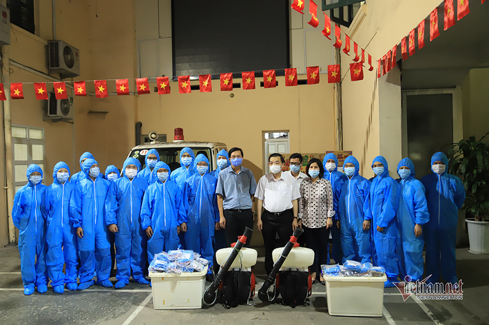 Phụ trách "đội đặc nhiệm" là Phó Giám đốc Sở Y tế Trần Văn Chung và Phó Giám đốc CDC Hà Nội Khổng Minh Tuấn - những chuyên gia dày dặn của Thủ đô. (Lãnh đạo UBND TP.Hà Nội và Sở Y tế cùng "đội đặc nhiệm" chống dịch)