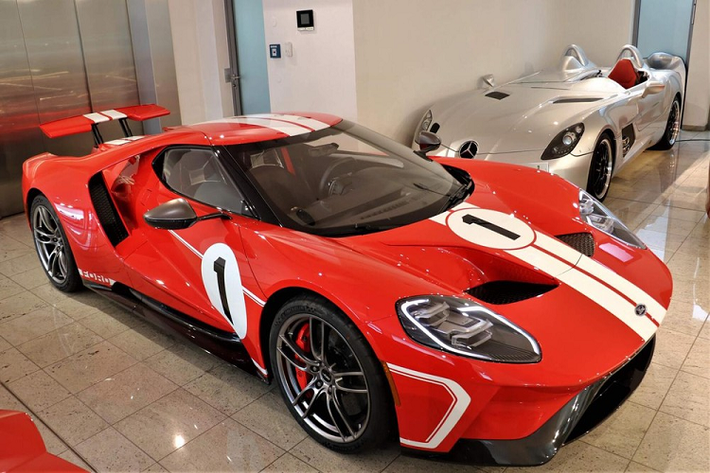 Việc chiếc siêu xe Ford GT thế hệ mới bất ngờ xuất hiện trước cửa một showroom chuyên nhập khẩu siêu xe ở quận 5, TP HCM vào tối ngày 11/5/2021 đã khiến giới mê xe trong nước không khỏi vui mừng. Hiện chưa rõ chiếc siêu xe Ford GT này đã có chủ nhân chưa, nhưng việc một công ty nhập khẩu tư nhân mang Ford GT về nước khi mẫu xe này đang có giá bán lại trên các "sàn xe cũ" gấp 3 đến 4 lần giá xuất xưởng khiến không ít người choáng.