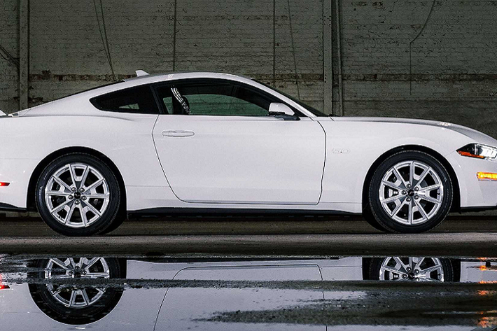 Jim Owens, giám đốc tiếp thị của thương hiệu Mustang cho biết: “Mustang luôn có sức mạnh thu hút sự chú ý khi đi trên đường, nhưng Mustang Ice White Edition mới có thể trở thành một mẫu xe giống như Mustang '93 Triple White Fox nguyên bản.
