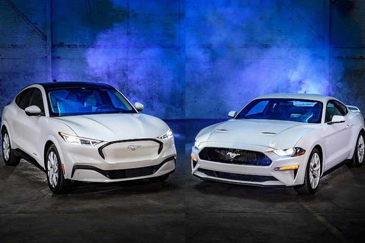 Đây là một phiên bản thú vị dành cho những chiếc Ford Mustang đặc biệt trong bối cảnh các hãng xe hiện tại vẫn đang chuộng các phiên bản “Black Edition” hay “Shadow Edition” với loạt chi tiết đen hầm hố. Cách đây 28 năm, Ford từng ra mắt Mustang 1993 Triple White Fox với màu trắng chủ đạo ở ngoại thất, mâm xe cũng như mui của xe.