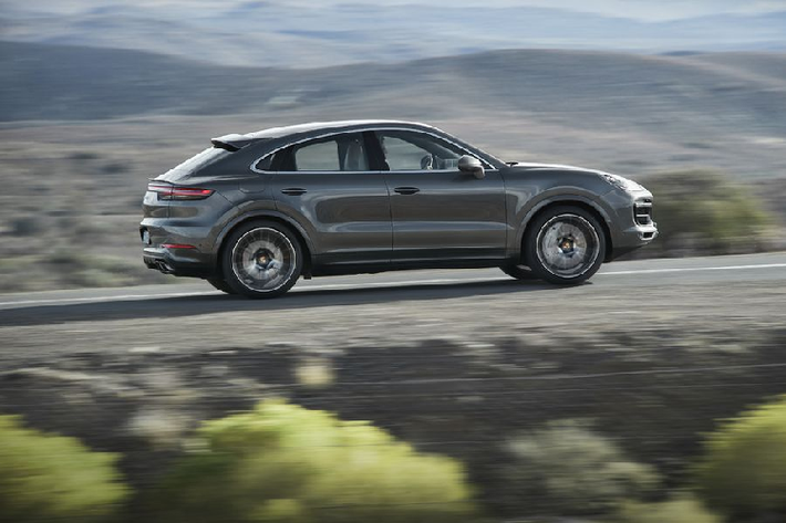 Các tính năng ngoại thất nổi bật khác của Cayenne Coupe gồm có cửa hậu tinh chỉnh, các tấm 3/4 của thân xe cũng được làm lại, khung biển số được tích hợp vào cản, cánh lướt gió chủ động phía sau được nâng thêm 134,6 mm ở tốc độ 90 km/h trở lên.