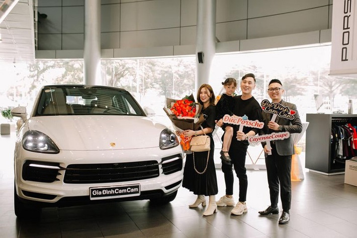 Vợ chồng gia đình Cam Cam đã nhận bàn giao xe tại đại lý chính hãng Porsche Việt Nam, TP. Hồ Chí Minh vào ngày 20/1/2020. Chiếc Porsche Cayenne Coupe mới của vlogger Hoàng Tuấn Kiên (Kiên Hoàng) và vợ Hoàng Thanh Loan (Heo Mi Nhon) có màu trắng muốt toát lên vẻ tinh tế, cao cấp.