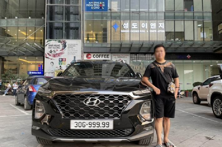 Chia sẻ với chúng tôi, anh Hiếu cho biết: “Là một người chuyên sưu tầm xe biển số đẹp trong nhiều năm nay, tôi luôn theo dõi và nắm bắt thông tin sớm hơn bất kỳ ai để có thể sở hữu những chiếc xe có biển số độc đáo nhất tại Hà Nội và thậm chí cả khu vực miền Bắc.