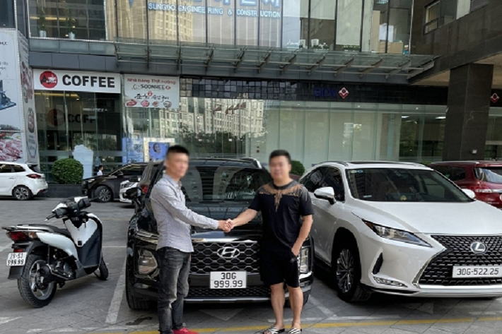 Theo thông tin hé lộ, anh Hiếu đã phải bỏ ra số tiền gần 4 tỷ đồng để có thể sở hữu được siêu phẩm Hyundai SantaFe biển ngũ quý 9 này.
