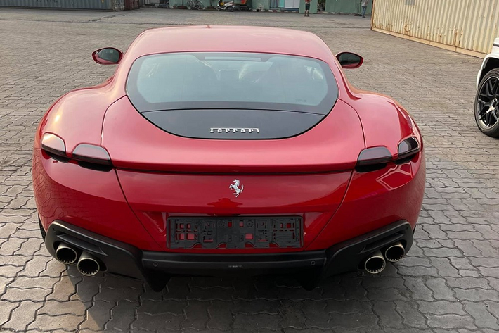 Vô-lăng siêu xe 4 chỗ ngồi Ferrari Roma tích hợp nhiều nút bấm khá tiện lợi cho người lái và kết hợp bọc da cũng như carbon, phía sau là lẫy chuyển số và màn hình cỡ lớn. Ngoài ra, Ferrari Roma còn được trang bị các nút chuyển chế độ lại mô phỏng theo các nút gạt của máy bay chiến đấu. Ferrari trang bị cho chiếc xe 4 chỗ ngồi Roma động cơ V8, tăng áp, dung tích 3.9 lít, tạo ra công suất tối đa 620 mã lực và mô-men xoắn cực đại 760 Nm.