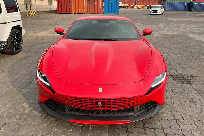 Chiếc Coupe 2+2 mới nhất của hãng siêu xe Ferrari được kết nối với hộp số ly hợp kép 8 cấp tương tự như Ferrari SF90 Stradale. Hãng siêu xe đến từ Ý mang đến tên gọi Ferrari Roma cho chiếc Coupe 2+2 hoàn toàn mới được ra mắt trong một sự kiện diễn ra ở Roma, Italy vào cuối tháng 11 năm 2019. Nhìn bên ngoài hình dáng của Ferrari Roma có thể thấy xe mang thiết kế cổ điển của những năm 1950 và 1960 được hãng siêu xe Ý gọi là “La Dolce Vita”.