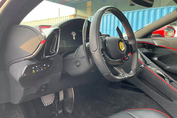 Bước vào bên trong khoang lái, siêu xe 4 chỗ ngồi Ferrari Roma có các ghế ngồi bọc da cao cấp, da Alcantara cũng như viền kim loại và đen bóng. Hàng ghế sau trên siêu xe Ferrari Roma vẫn đủ chỗ cho người lớn ngồi nhưng tất nhiên là không thoải mái như các mẫu xe sang. Chưa hết, bên trong khoang lái của mẫu siêu xe 4 chỗ ngồi Ferrari Roma có cụm màn hình giải trí đặt dọc cỡ lớn, phía trước mặt người ngồi ghế phụ được trang bị thêm một màn hình giải trí nhưng không rõ liệu đây sẽ là trang bị tiêu chuẩn hay là tùy chọn giống như trên Ferrari Portofino.
