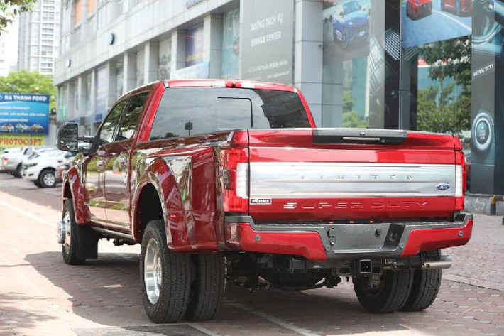 Ford F-450 Limited Super Duty là một mẫu xe bán tải cỡ lớn với kích thước tổng thể DxRxC tương ứng .761 x 2.438 x 2.057 mm. Nhờ kích thước quá khổ, Ford F-450 Limited Super Duty được trang bị tới 6 bánh xe và vẫn được xem như một biểu tượng của làng xe bán tải Hoa Kỳ.
