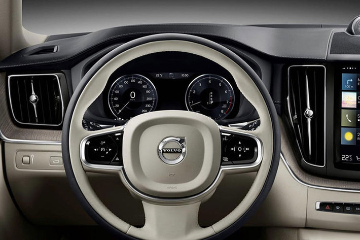 Bên cạnh đó, Volvo cung cấp cho khách hàng 3 gói tùy chọn nâng cấp gồm Inscription, R-Design và Polestar Engineered. Biến thể Inscription không có quá nhiều khác biệt so với bản tiêu chuẩn, xe được trang bị thêm một số tính năng cao cấp như đèn viền nội thất Ambient Light, hệ thống âm thanh 14 loa Harman-Kardon, đường viền ngoại thất mạ chrome và ghế bọc da cao cấp.
