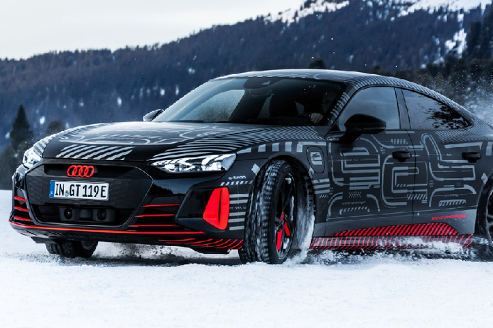 Đầu xe nổi bật với lưới tản nhiệt "giả" hình lục giác tương tự bản concept nhưng các đường nét được làm ít hầm hố hơn. Hệ thống đèn LED ma trận được thiết kế với họa tiết tia chớp và cản va trước thể thao. Ở phía sau, xe có dàn đèn hậu LED kéo dài... mức giá xe Audi e-tron GT 2021 hiện vẫn chưa được công bố chính thức.