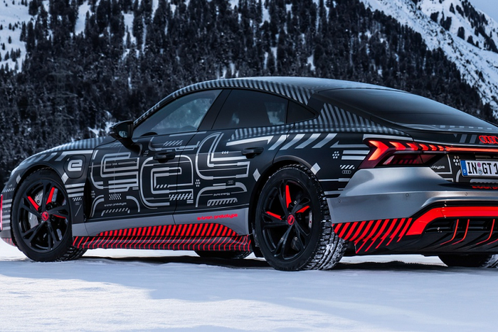 Bên cạnh đó, Audi cũng công bố hình ảnh chạy thử của e-tron GT với lớp ngụy trang. Quan sát tổng thể, xe điện Aud e-tron GT không khác biệt quá nhiều với bản concept. Người đứng đầu bộ phận thiết kế của Audi không đề cập đến hiệu suất của xe.