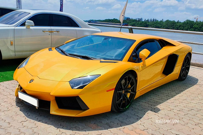 Như đã nêu trong tiêu đề, đây chính là chiếc Lamborghini Aventador đầu tiên tại Việt Nam. Siêu phẩm này được đưa về nước vào năm 2012 và đã từng tiêu tốn không biết bao giấy mực của giới truyền thông cũng như cánh mê xe trong khu vực.