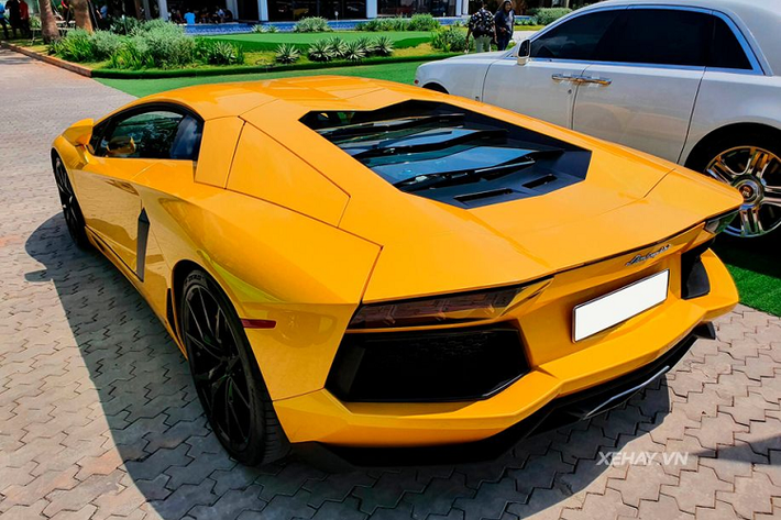 Về thiết kế, "siêu bò" Aventador được lấy cảm hứng từ những mẫu máy bay chiến đấu tàng hình của không quân Mỹ, đặc biệt từ hai chiếc F-117A Nighthawk và F-22 Raptor. Chính vì vậy, ngoài ngôn ngữ mang đậm nét Lamborghini ở các góc cạnh và đường thẳng xung quanh xe, Aventador còn toát lên vẻ gì đó rất tương lai và không giống bất cứ một mẫu xe nào trên đường khác. Ở phần đầu xe, siêu phẩm Aventador nổi bật hơn cả với cặp đèn chiếu sáng dạng Full-Led cùng tạo hình đèn ban ngày chữ Y đầy ấn tượng.