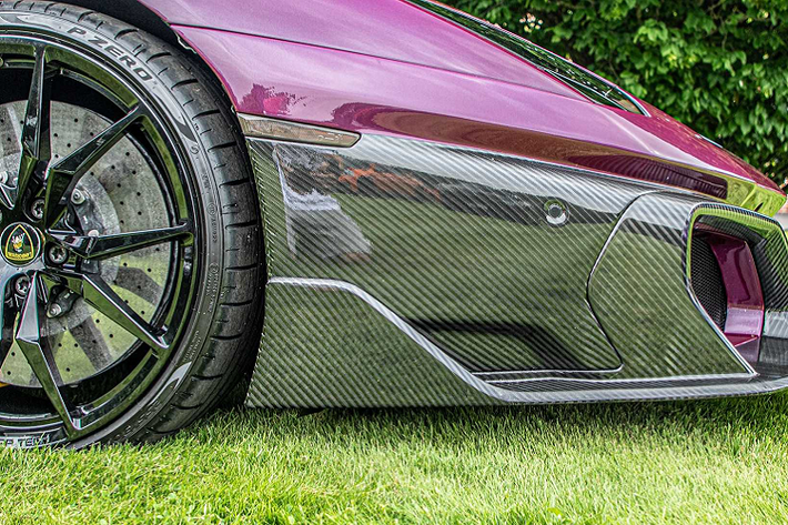 So với phiên bản tiêu chuẩn, Lamborghini Aventador độ từ UAE có cản trước rộng hơn và nhô ra về phía trước.
