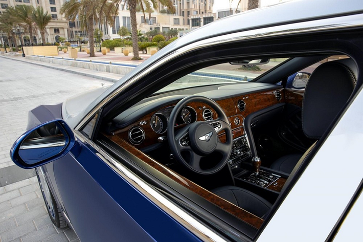 Với những chiếc xe limousine sang trọng như thế này, mọi tinh hoa đương nhiên đều dồn vào bên trong xe. Bước vào trong xe, hành khách sẽ được chào đón bằng 4 ghế ngồi quay mặt vào nhau và được bọc da cao cấp. Đặc biệt, hãng Bentley đã trang bị hệ thống điều hòa tự động 2 vùng, cho phép hành khách ngồi ở ghế nào cũng có thể điều chỉnh nhiệt độ cho phù hợp với bản thân.
