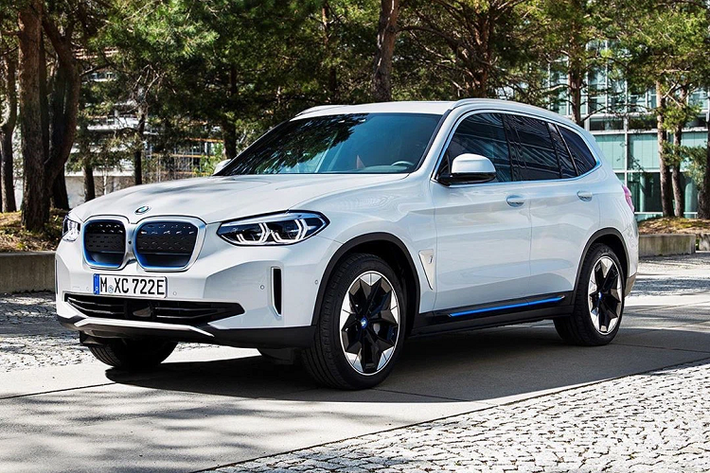 Bỏ ra số tiền trên, khách hàng Thái Lan sẽ nhận về chiếc SUV hạng sang được trang bị mô-tơ điện nằm trên cầu sau, tạo ra công suất tối đa 282 mã lực và mô-men xoắn cực đại 400 Nm. Nhờ đó, xe có thể tăng tốc từ 0-100 km/h trong thời gian 6,8 giây và đạt vận tốc tối đa 180 km/h. Mô-tơ điện của mẫu SUV hạng sang này đồng hành với cụm pin lithium-ion 80 kWh. Khi được sạc đầy, cụm pin cho phép xe chạy được quãng đường 480 km theo tiêu chuẩn WLTP.