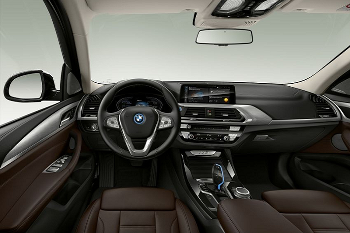 Dự kiến, hãng BMW sẽ bắt đầu nhận cọc của khách hàng Thái Lan muốn mua iX3 2022 từ ngày 21/6 tới đây. Tuy nhiên, BMW Thái Lan không nói rõ khi nào sẽ bắt đầu giao xe cho khách hàng. Với sự xuất hiện của iX3 2022, SUV hạng sang BMW X3 tại thị trường Thái Lan sẽ trở nên đầy đủ hơn.