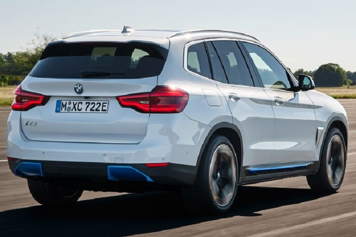 Trong khi đó, nội thất của BMW iX3 2022 gần như giống hệt X3, trừ một số điểm nhấn màu xanh dương như ngoại thất. Nội thất của xe được bọc bằng da Vernasca tiêu chuẩn. Bên cạnh đó là 4 màu da tùy chọn khác, bao gồm be, đen, nâu café và nâu rượu Cognac. Khi mua BMW iX3 2022, khách hàng Thái Lan có thể chọn 1 trong 5 màu sơn ngoại thất là đen, xám, trắng, xanh dương và đỏ. Hiện chưa rõ sau Thái Lan, mẫu SUV chạy điện này có được bán ở những thị trường Đông Nam Á khác như Việt Nam hay không.