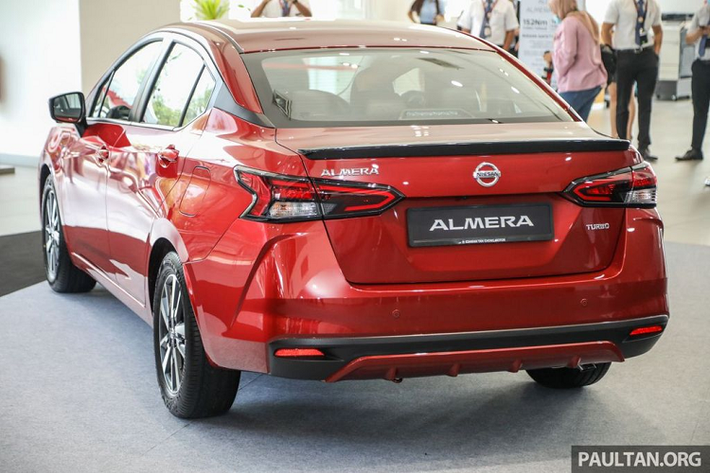 Mức giá xe Nissan Almera 2021 mới cchưa được công bố, nhưng rất được người tiêu dùng Việt mong chờ vì xe đã có nhiều nâng cấp ấn tượng từ ngoại thất cho đến trang bị cùng truyền thống giá "mềm". Về diện mạo, đầu xe nổi bật với lưới tản nhiệt V-Motion đặc trưng, cùng nhiều đường nét khỏe khoắn, trẻ trung, đèn pha mỏng dẹt có công nghệ LED và dải đèn ngày LED hiện đại.