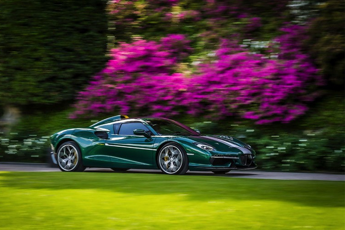 Xe được trang bị động cơ V8 3.9L, tăng áp kép tương tự Ferrari 488 nhưng được tinh chỉnh để sản sinh công suất lên tới 710 mã lực và mô-men xoắn 770 Nm. Kết hợp với hộp số tự động F1 DCT 7 cấp và khung gầm nhẹ, mẫu siêu xe này có thể tăng tốc 0-100km/h chỉ trong 3 giây và đạt tốc độ tối đa 330 km/h.