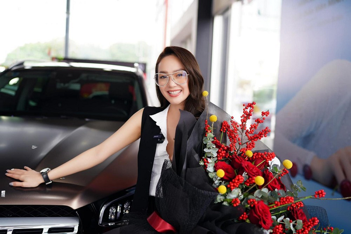 Chiếc xe SUV hạng sang cỡ lớn Mercedes-Benz GLS mà Minh Hằng mua thuộc phiên bản GLS450 2021, hiện chưa rõ nữ ca sĩ Một Vòng Trái Đất đã bỏ ra bao nhiêu tiền để sở hữu Mercedes-Benz GLS 450 2021, chỉ biết rằng, giá xe Mercedes-Benz GLS 450 chính hãng là 4,99 tỷ đồng.