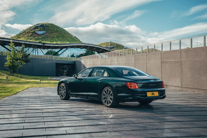 Bentley cho biết người dùng có thể kết nối điện thoại với xe để theo dõi tình trạng sạc pin, các thông số của xe cũng như nhiều tình năng hỗ trợ khác. Dự kiến, Bentley Flying Spur Plug-in Hybrid sẽ chính thức bán ra vào mùa hè này, giá thành cũng sẽ được công bố ngay trước khi xe có mặt tại đại lý.