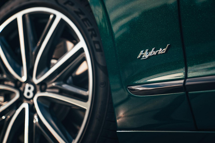Bentley cho biết chiếc Flying Spur Plug-in Hybrid có tổng cộng 60 tùy chọn màu, bao gồm 7 tùy chọn tiêu chuẩn "được chọn lựa cẩn thận nhằm làm nổi bật đặc trưng và phong cách của xe".