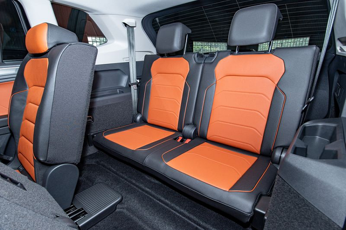“Trái tim” của Tiguan Elegance là động cơ TSI 2.0 mạnh mẽ, tiết kiệm nhiên liệu, kết hợp với hộp số DSG 7 cấp ly hợp kép vào số êm ái. Các tiện nghi, trang bị đáng chú ý bao gồm màn hình giải trí đa chức năng 8 inch Composition Media, 8 loa, kết nối App Connect, Bluetooth, đèn LED trước kết hợp thấu kính Projector, tự động điều chỉnh góc chiếu khi vào cua, lốp xe tự vá, theo dõi áp suất lốp TMPS, mâm 19 inch “Victoria Falls” thiết kế khí động học, gương chiếu hậu chỉnh điện gập điện tự động, tích hợp báo rẽ, điều hòa tự động 3 vùng, ....