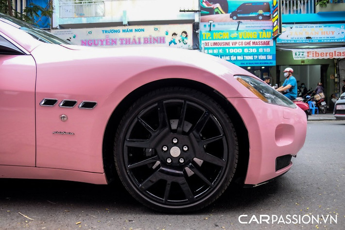 Những chiếc Maserati GranTurismo tại Việt Nam đầu tiên chính là vào thời điểm bắt nguồn của phong trào chơi siêu xe và xe siêu sang trong nước, dòng xe được xem là “của lạ” này hướng đến những khách hàng yêu thích nét thiết kế đậm chất cổ điển và hướng đến giá trị truyền thống của thương hiệu xe hơi lâu đời bậc nhất tại nước Ý.