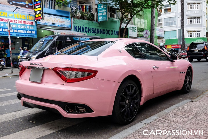 Điều này là khá dễ hiểu khi sau 10 năm sử dụng, không ít những chiếc GranTurismo hào nhoáng một thời dần trở nên “xuống sắc”. Mẫu xe thể thao "hàng hiếm" xuất hiện trong bài viết là chiếc hiếm hoi vẫn được chủ nhân giữ nguyên bản, xe mang trên mình lớp sơn màu trắng muốt nhưng đã được dán decal đổi sang tông màu hồng đầy cá tính.