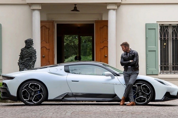 Mới đây, hãng Maserati đã tung ra những hình ảnh chụp David Beckham bên chiếc siêu xe MC20. Trong những hình ảnh này, ông Becks trông khỏe khoắn với trang phục áo khoác da bên ngoài và T-shirt trắng đơn giản bên trong. Trong khi đó, chiếc siêu xe Maserati MC20 trong ảnh được sơn màu trắng muốt với nội thất bọc da màu đen phối xanh dươn