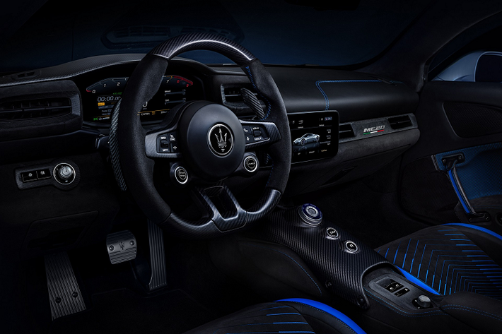 Trong những năm qua, cựu cầu thủ người Anh đã từng mua không ít siêu xe như Lamborghini Gallardo, McLaren MP4-12C Spider, Aston Martin DBS Superleggera hay Ferrari 612 Scaglietti. Lại nói về Maserati MC20, đây là siêu xe đã lần đầu tiên trình làng vào hồi tháng 9 năm ngoái với vai trò hậu duệ của MC12. Siêu xe này dùng khung gầm liền khối bằng sợi carbon với hệ thống treo xương đòn kép cả trước lẫn sau và thân vỏ phát triển trong 2 năm.