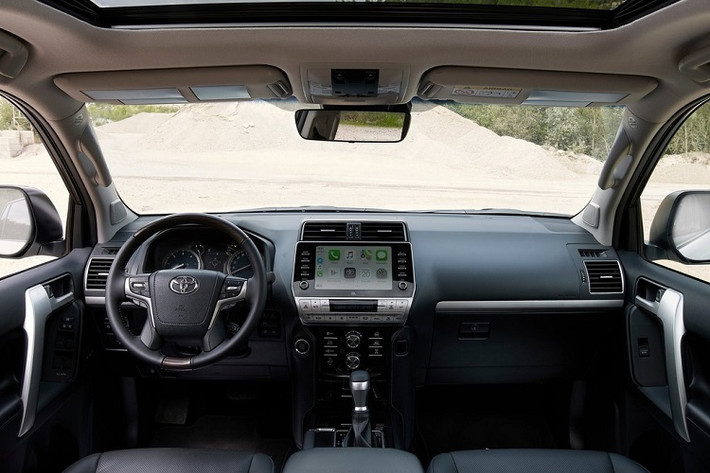 Bên cạnh đó, chiếc SUV này cũng được nâng cấp về công nghệ. Hệ thống thông tin giải trí được nâng cấp phần mềm nhanh hơn, màn hình cảm ứng đa điểm cho phản hồi tốt hơn. Xe còn tích hợp Apple CarPlay và Android Auto.