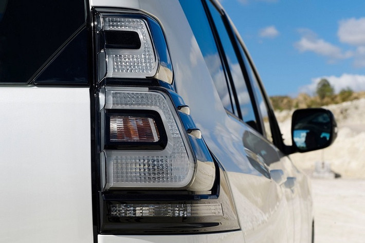 Tổng thể của Land Cruiser Prado đời 2021 tương tự đời trước, vẫn là kiểu dáng cứng cáp, mạnh mẽ. Land Cruiser 2021 có các số đo dài x rộng x cao lần lượt là 4.840 x 1.885 x 1.845 (mm), chiều dài cơ sở 2.790 mm, khoảng sáng gầm 215 mm.