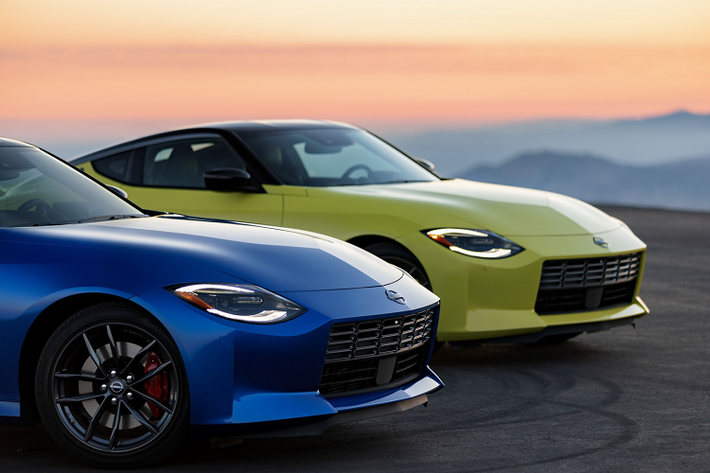 Phiên bản giới hạn Nissan Z Proto Spec được bán ra với hệ thống cùm phanh màu vàng độc quyền với logo Z, bộ mâm xe hợp kim nhôm màu đồng, ghế bọc da độc quyền với các điểm nhấn trang trí màu vàng và chỉ khâu nội thất màu vàng.