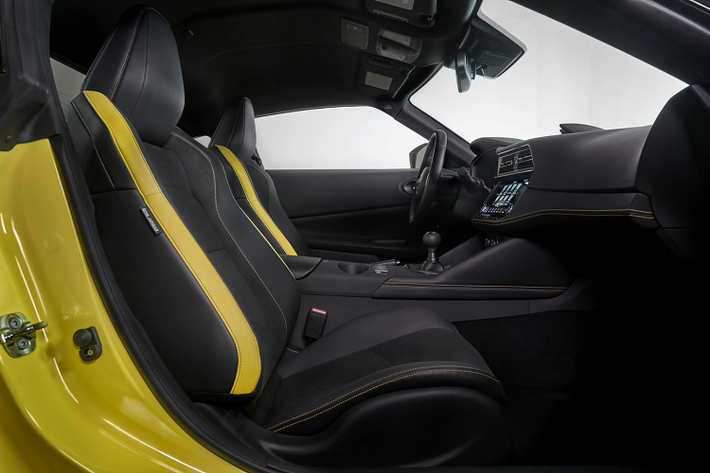 Nissan Z Coupe mới sẽ được Nissan bán ra với ba màu ngoại thất đơn điệu cùng sáu màu ngoại thất phối dưới dạng hai tông màu. Trên Z Coupe mới cũng sẽ được ra mắt với màu sắc mới là Seiran Blue và Ikazuchi Yellow cùng trang bị mui màu đen Super Black.