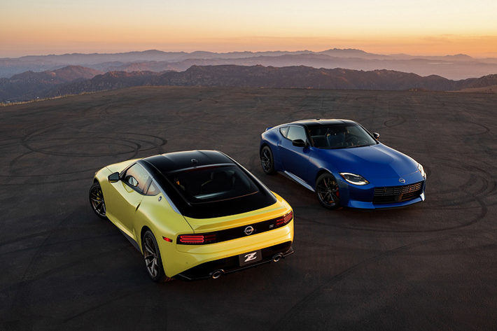 Nissan Z Coupe 2022 mới hứa hẹn sẽ rất hấp dẫn người dùng với mức giá khoảng 40,000 USD (hơn 900 triệu đồng) cùng động cơ V6 tăng áp kép Twin-Turbo với công suất đầu ra đạt mức 400 mã lực. Để so sánh, phiên bản cao cấp nhất của Toyota GR Supra có trang bị động cơ 6 xi-lanh thẳng hàng 3,0 lít chỉ có công suất đầu ra ở mức 382 mã lực, phiên bản cơ sở thậm chí còn thấp hơn khoảng hơn 100 mã lực.