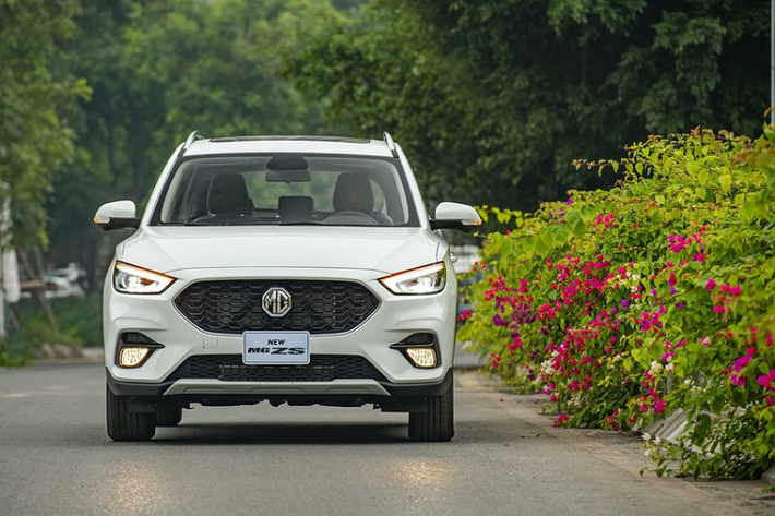 Qua đó, mẫu crossover Anh Quốc giữ vững vị trí là một trong những mẫu xe sở hữu nhiều công nghệ an toàn hàng đầu phân khúc. Với những nâng cấp đáng chú ý ở cả thiết kế, trang bị tiện nghi và công nghệ, MG ZS 2021 vinh dự đạt chứng nhân an toàn 5 sao ASEAN NCAP và được nhiều chuyên gia và khách hàng nhận xét là có mức giá cực kỳ cạnh tranh và hợp lý trong phân khúc.